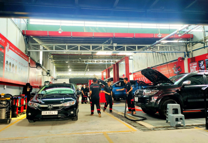 Tại Sao Nhà Đầu Tư Mới Nên Chọn Hà Thành Garage Thay Vì Tự Mở Gara?