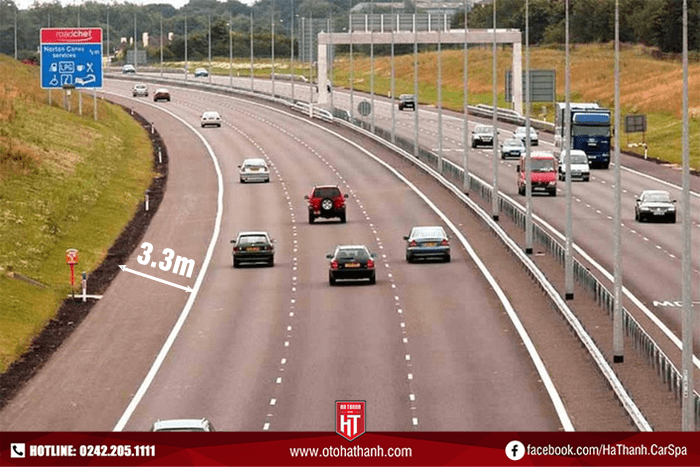 Làn dừng xe khẩn cấp trên đường cao tốc có chiều rộng tiêu chuẩn là 3.3m