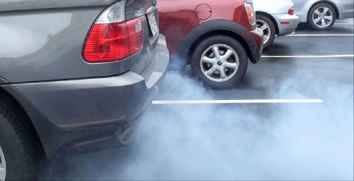 Khói xe có mùi khét cảnh báo xe đang gặp vấn đề