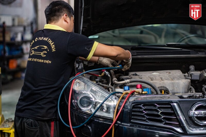 Kỹ thuật viên sửa chữa ô tô tại Hà Thành Garage