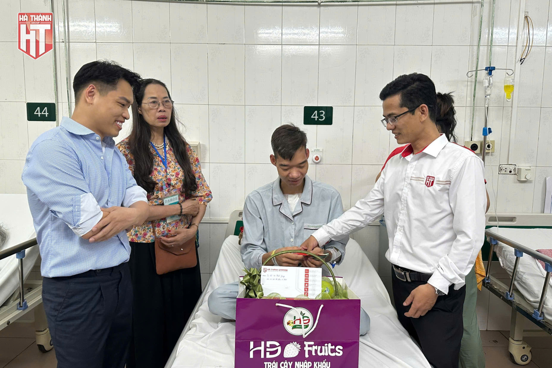 Đại diện ban lãnh đạo trao quà ủng hộ tại bệnh viện