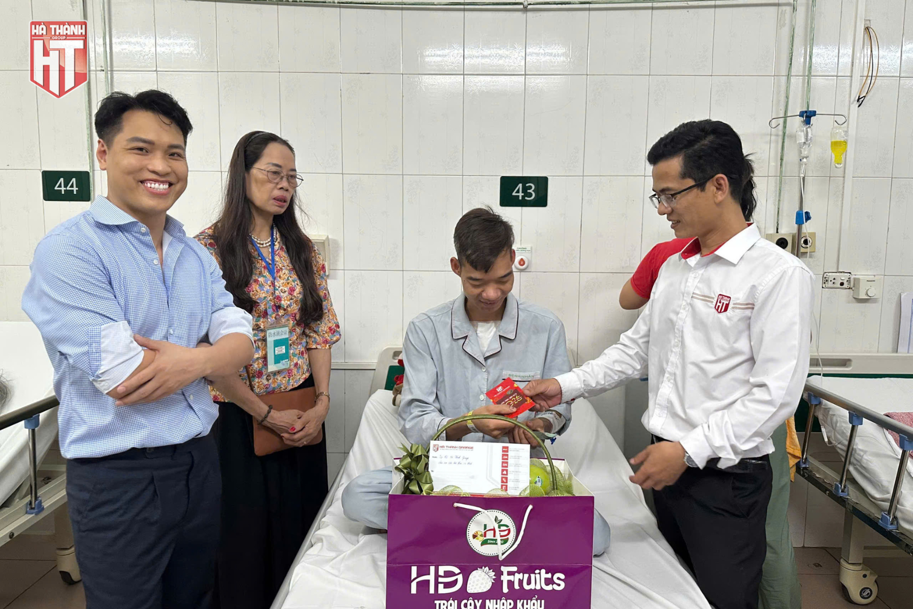 Đại diện hệ thống trực tiếp trao gửi tấm lòng của tập thể đến người đồng nghiệp đang điều trị