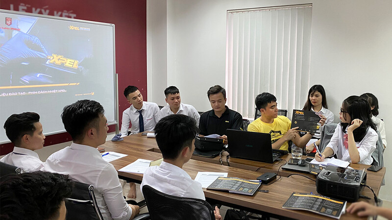 Hà Thành Garage tổ chức đào tạo film cách nhiệt