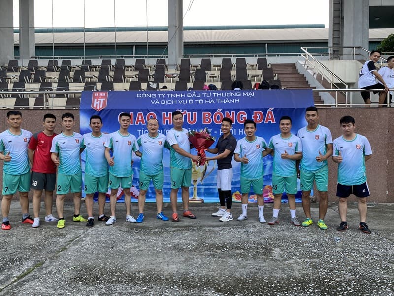 TGĐ Nguyễn Ngọc Hà tặng hoa cho 2 đội trước khi thi đấu