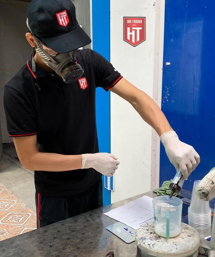 Thí sinh tham gia thi hạng mục pha màu