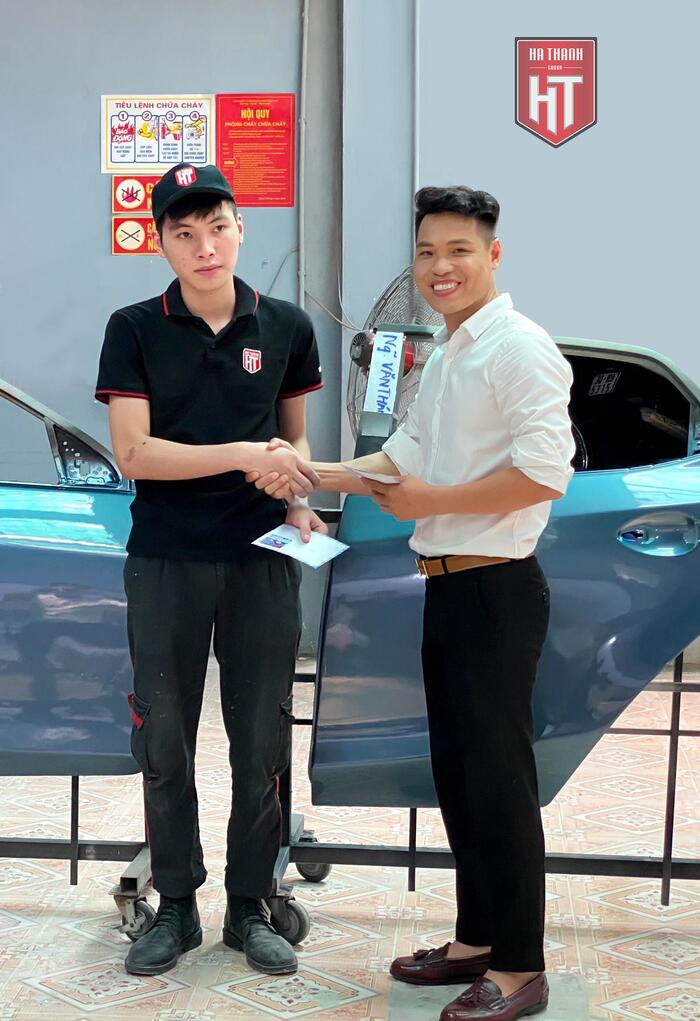 Ông Nguyễn Ngọc Hà - Tổng giám đốc công ty trao giải cho thí sinh