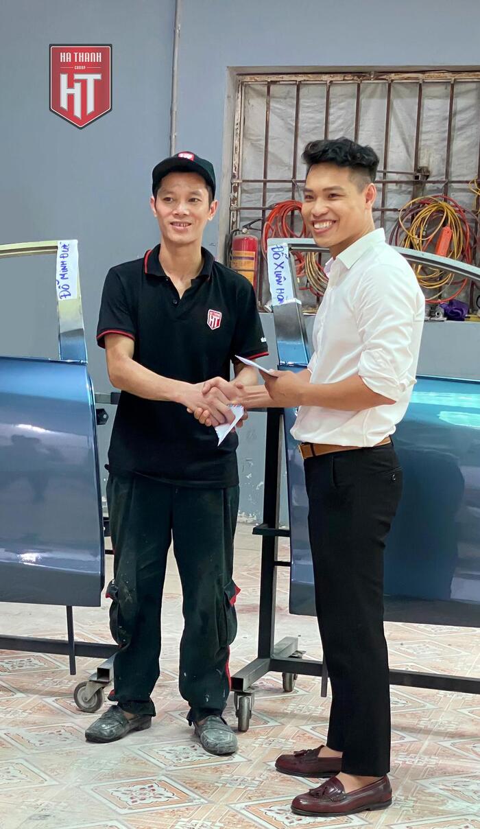 Ông Nguyễn Ngọc Hà - Tổng giám đốc công ty trao giải cho thí sinh