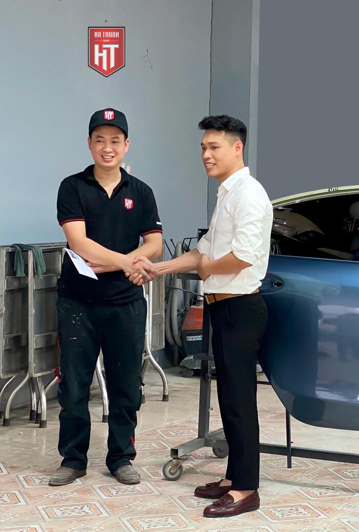 Ông Nguyễn Ngọc Hà - Tổng giám đốc công ty trao giải cho thí sinh