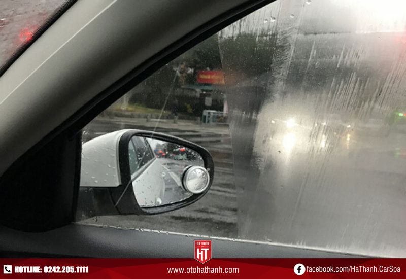 Hạ kính cửa sổ là một trong những cách xử lý kính ô tô bị mờ khi đi trời mưa sương