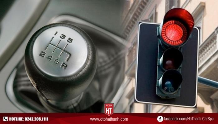 [Giải Đáp] Xe Số Tự Động Dừng Đèn Đỏ Nên Về N Hay P?