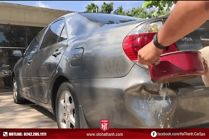 Sử dụng nước sôi để sửa móp xe ô tô