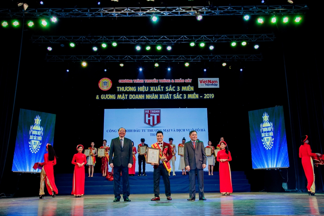 CEO Nguyễn Ngọc Hà đại diện Hà Thành Garage nhận giải thưởng