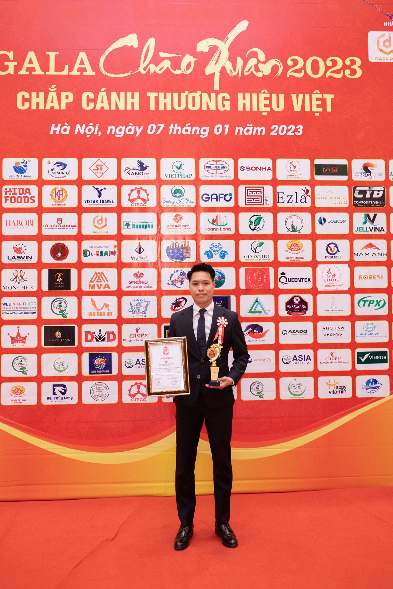 CEO Nguyễn Ngọc Hà đại diện Hà Thành Garage nhận danh hiệu