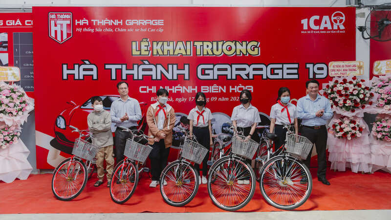 Lãnh đạo địa phương trao tặng xe đạp cho các em học sinh có hoàn cảnh khó khăn