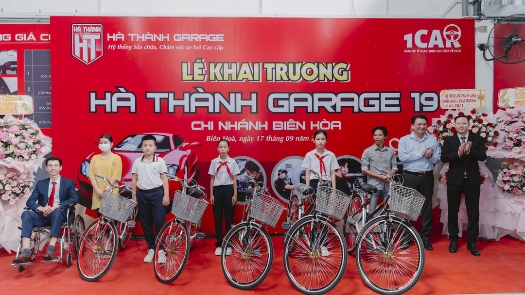 Đại diện công ty trao tặng xe đạp cho các em học sinh