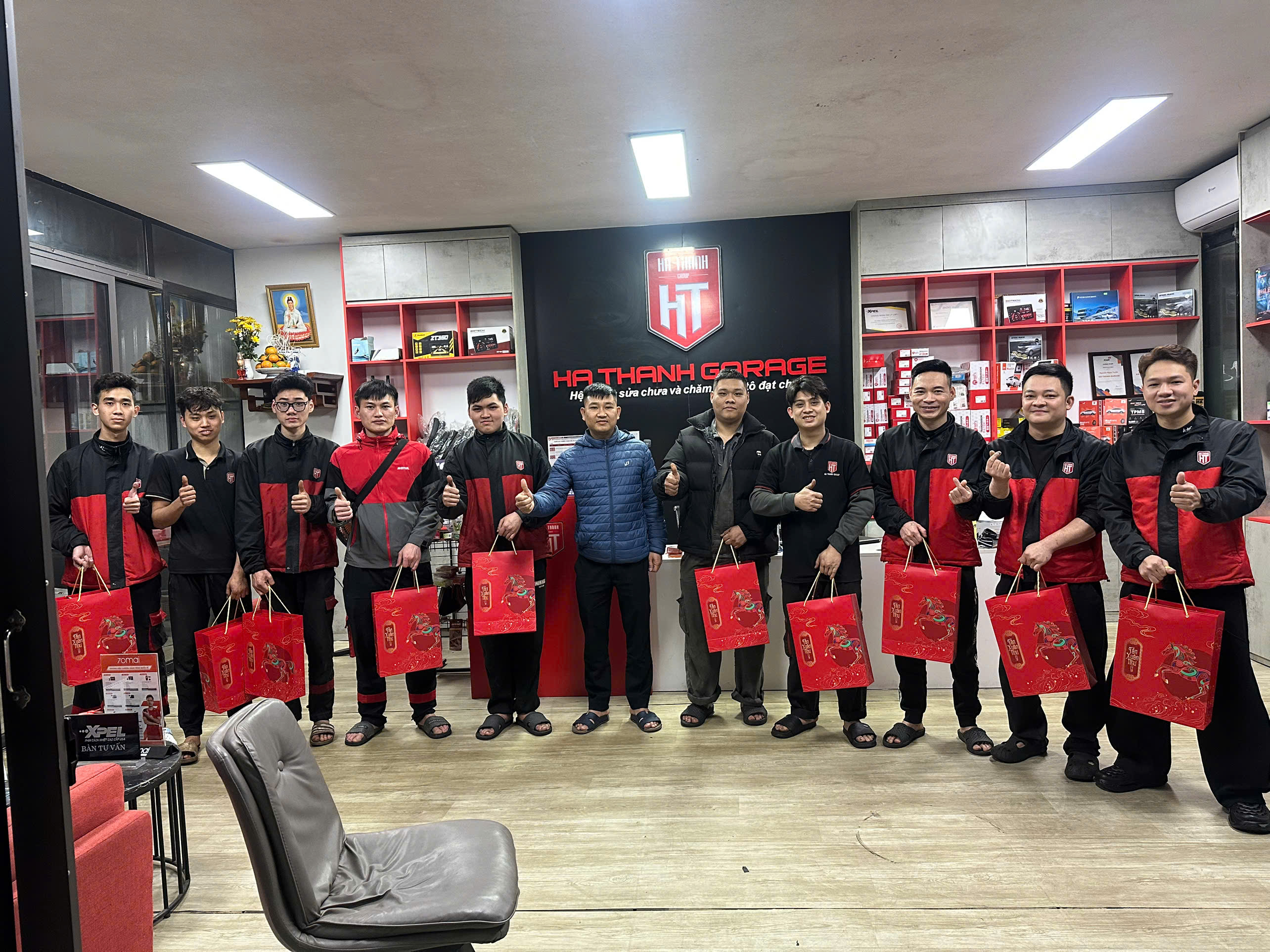 Hà Thành Garage trao quà tết cho nhân viên