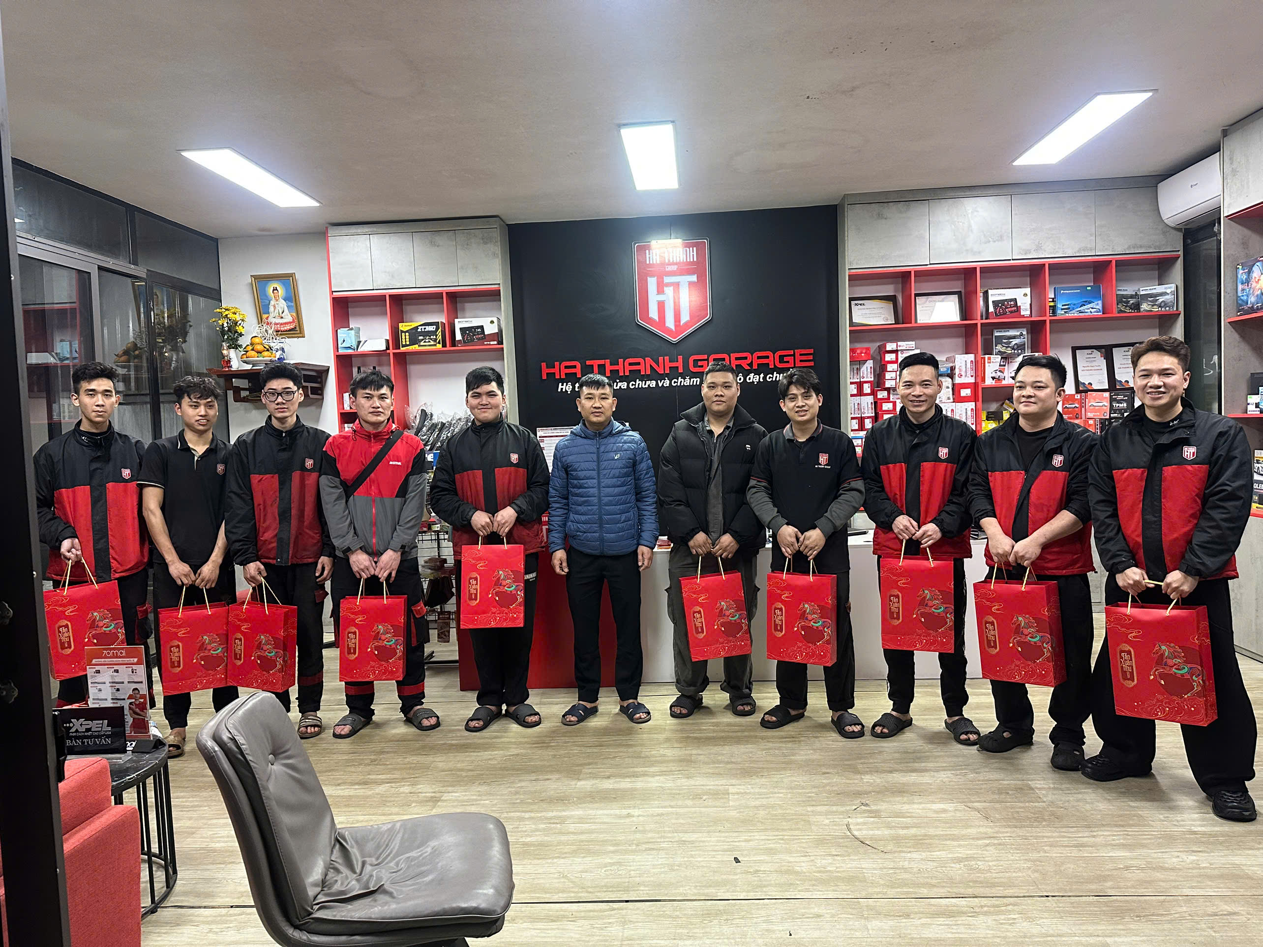 Hà Thành Garage trao quà tết đến toàn thể nhân viên và kỹ thuật