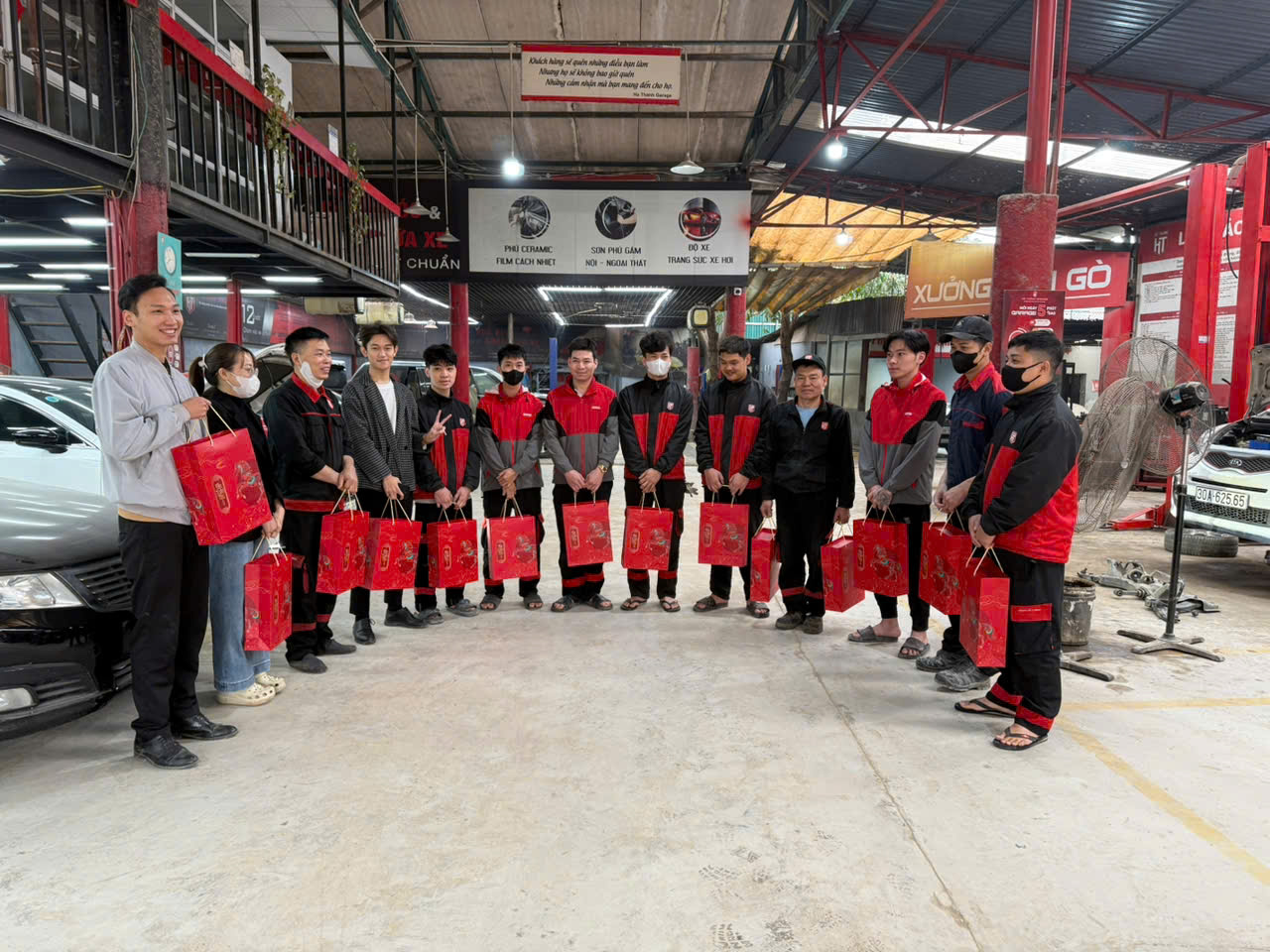 Hà Thành Garage trao quà tết đến toàn thể nhân sự