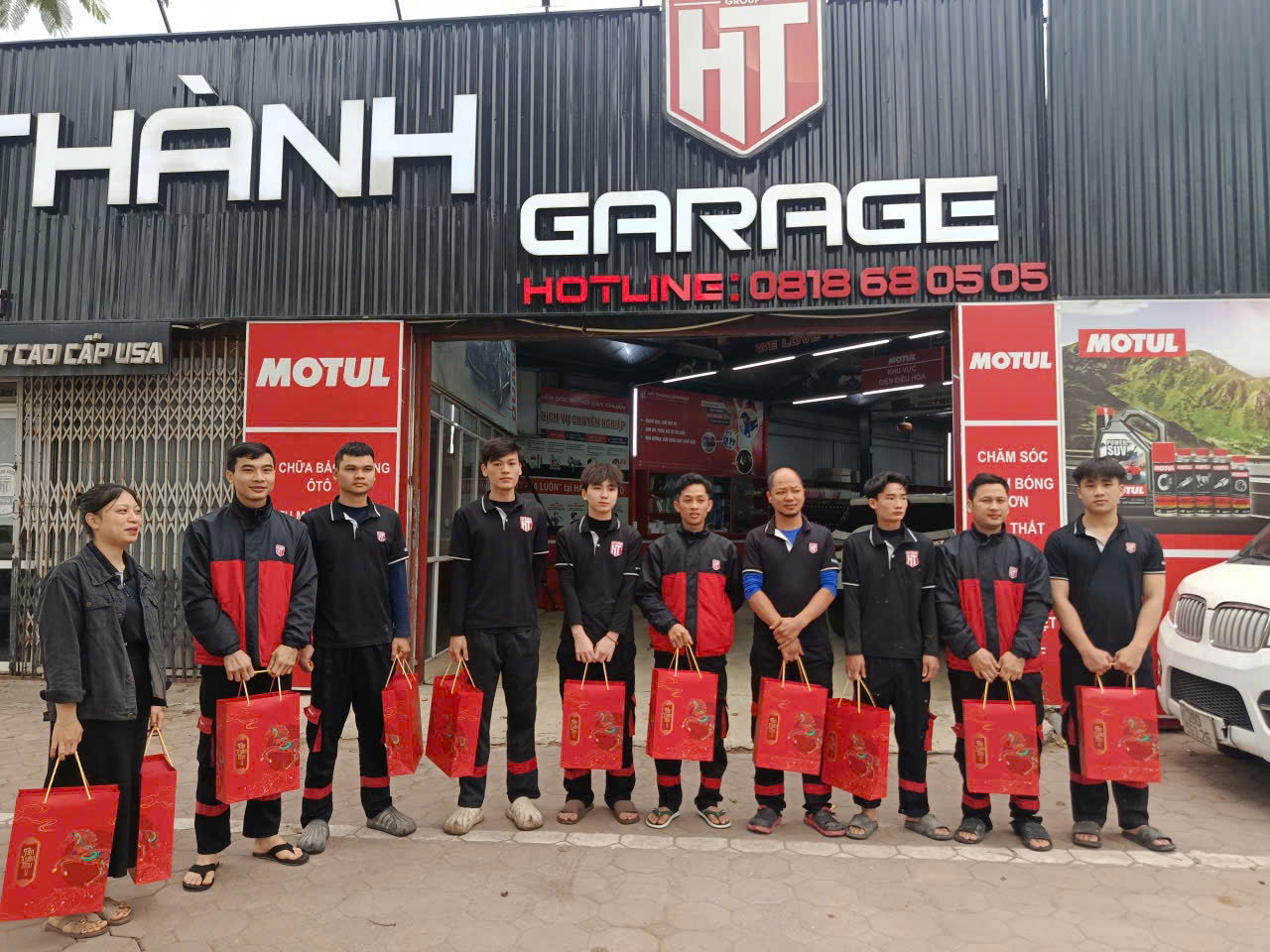 Hà Thành Garage tặng quà cho nhân viên kỹ thuật