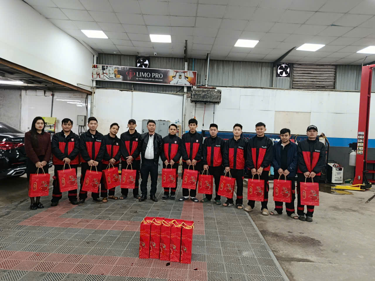 Niềm vui của đội ngũ nhân viên khi nhận quà Tết